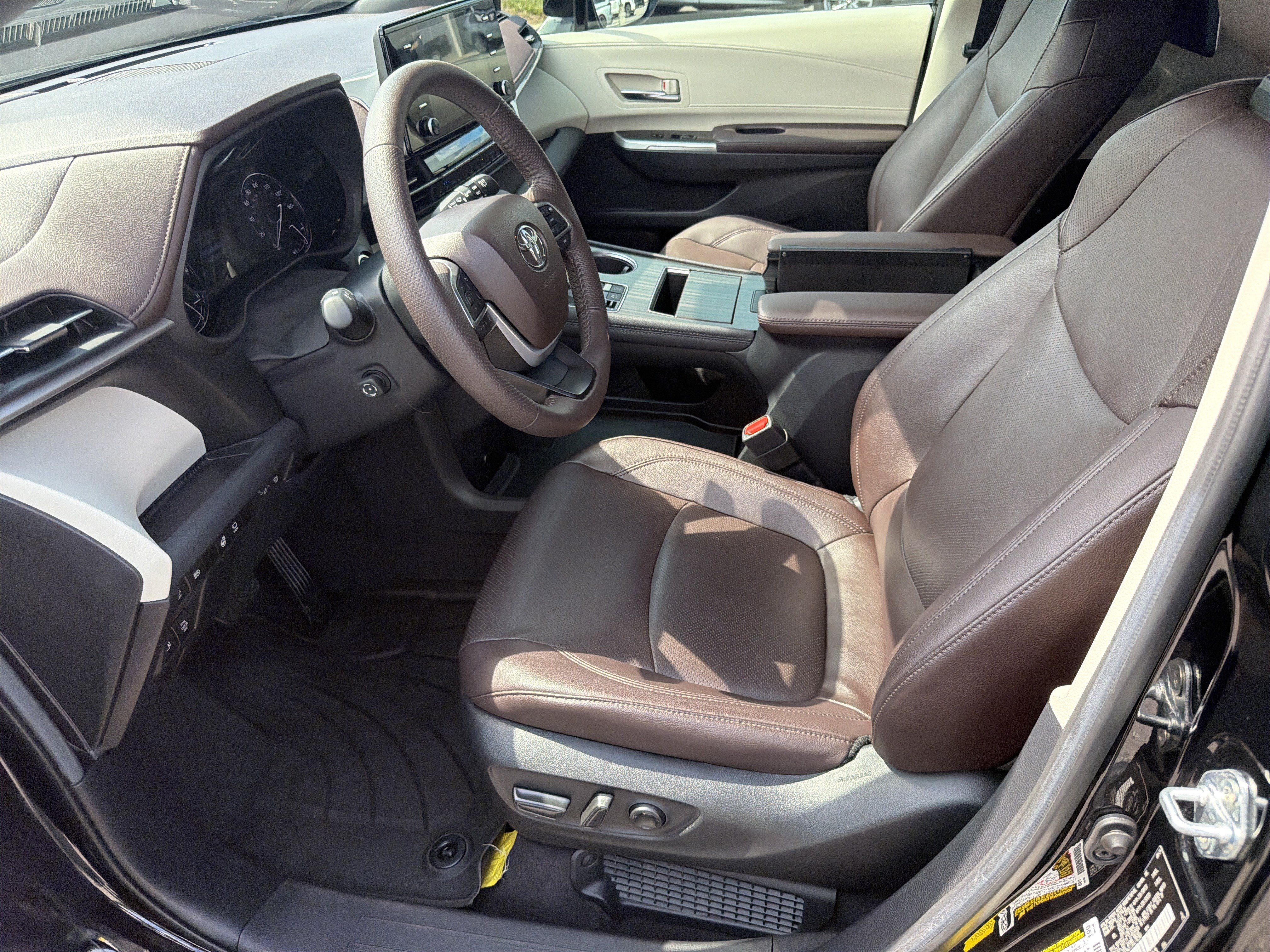 Certified 2024 Toyota Sienna Platinum FWD image 18