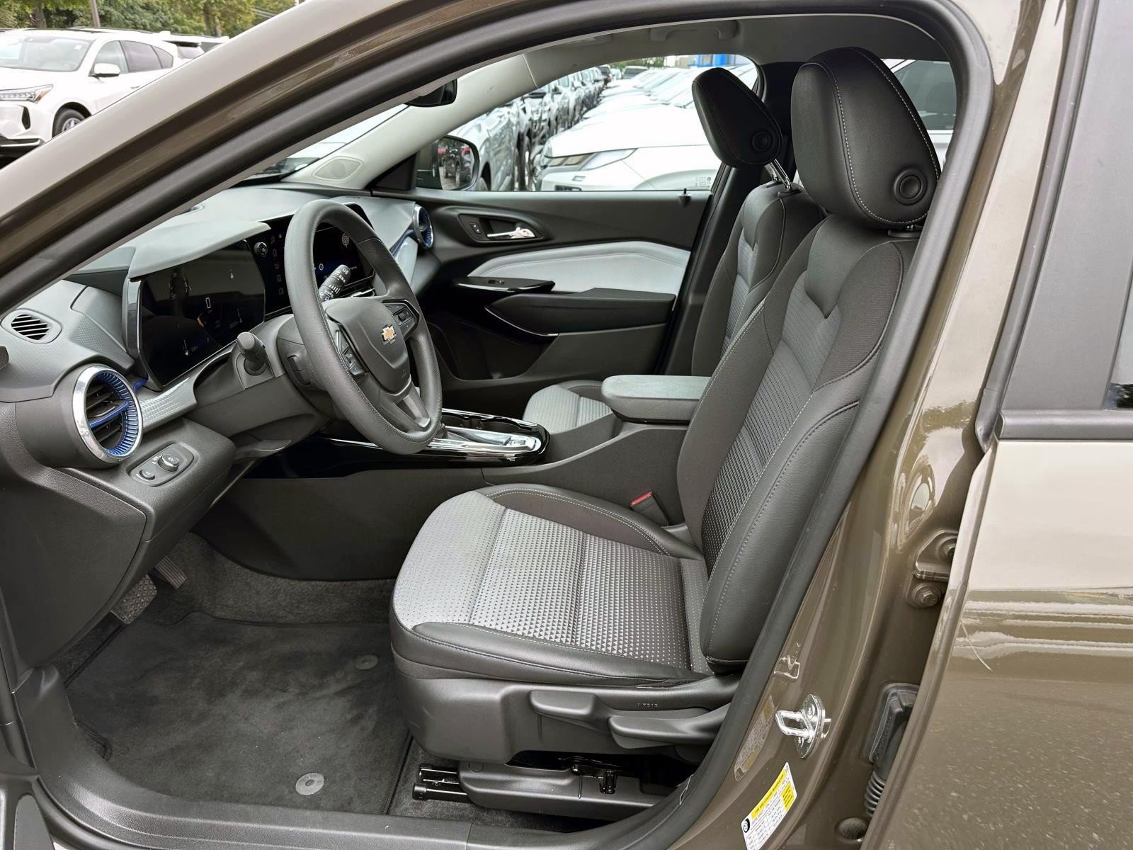 Used 2024 Chevrolet Trax LT FWD image 11