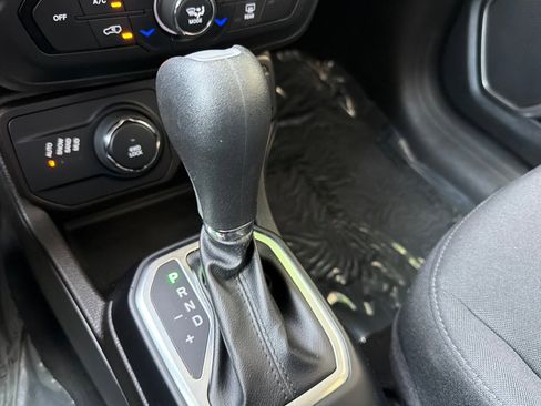 Used 2023 Jeep Renegade Latitude AWD/4WD image 20