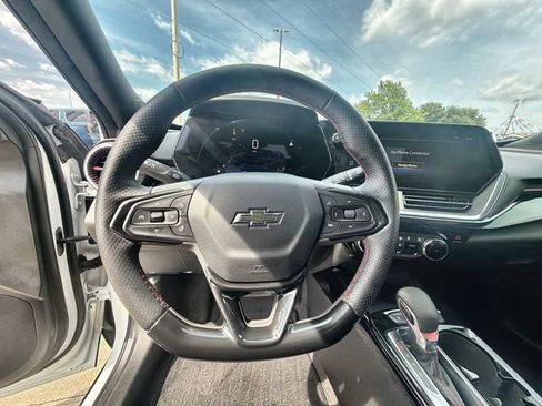Certified 2025 Chevrolet Trax RS w/ Sunroof Package FWD image 11