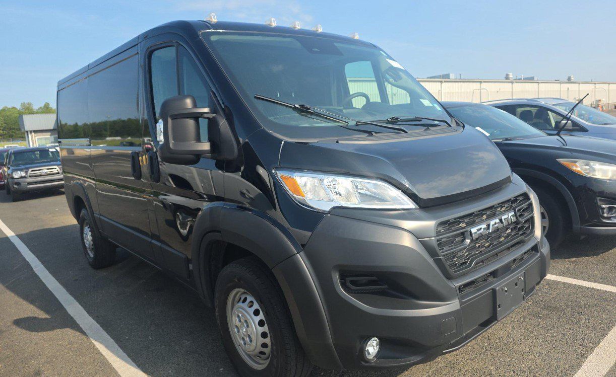 Used 2024 RAM ProMaster 2500 w/ Convenience Group FWD image 2