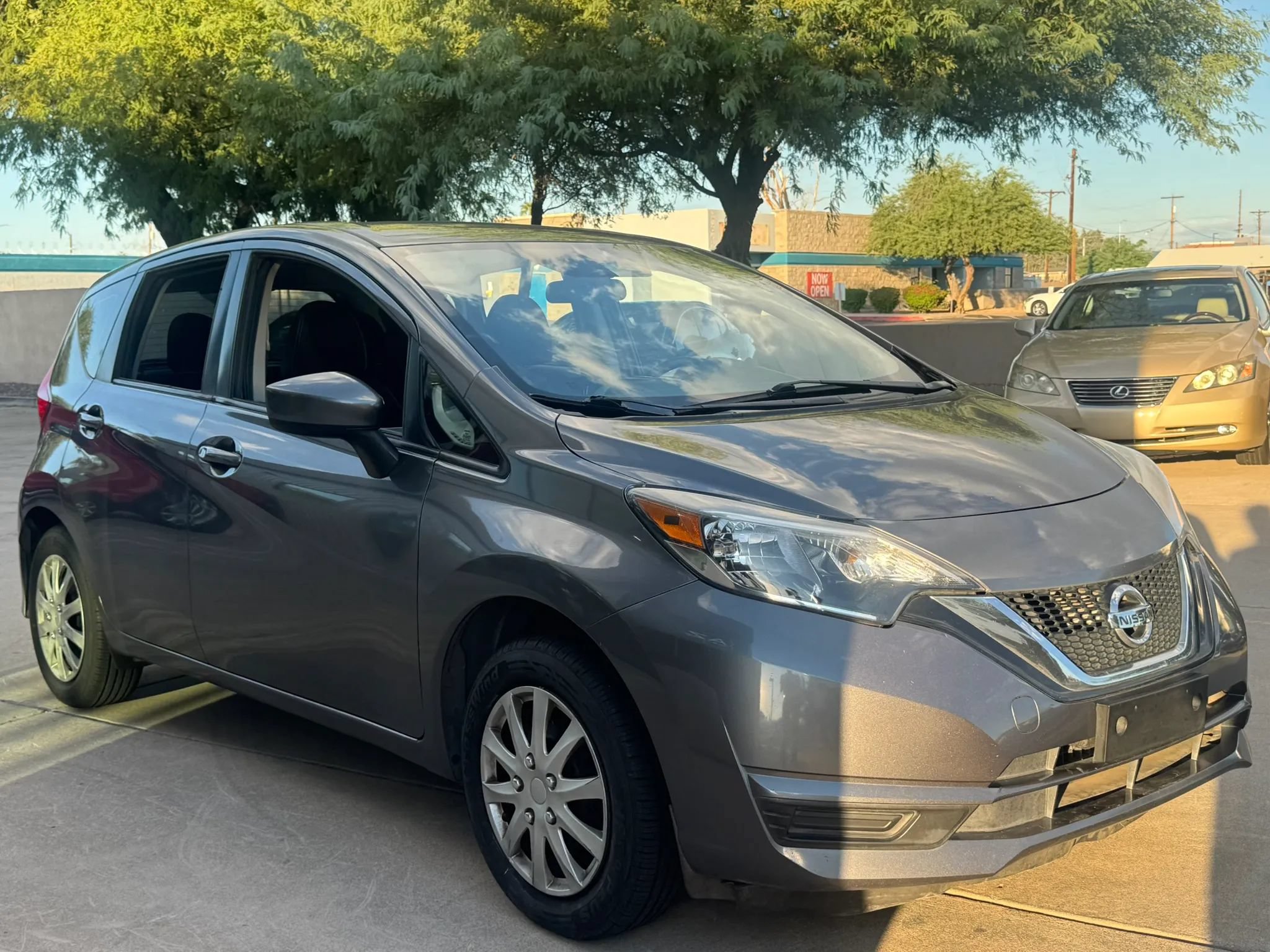 Used 2018 Nissan Versa Note SV FWD image 3
