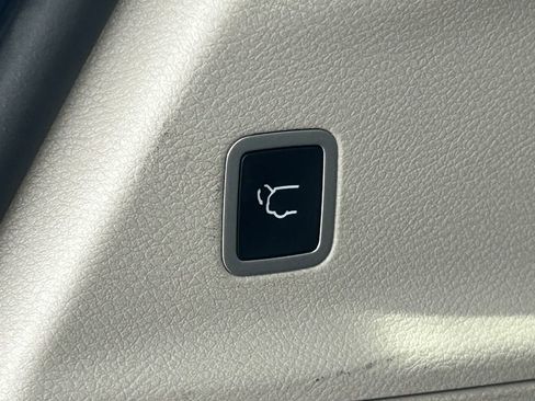 Used 2020 Chrysler Pacifica Touring-L FWD image 33