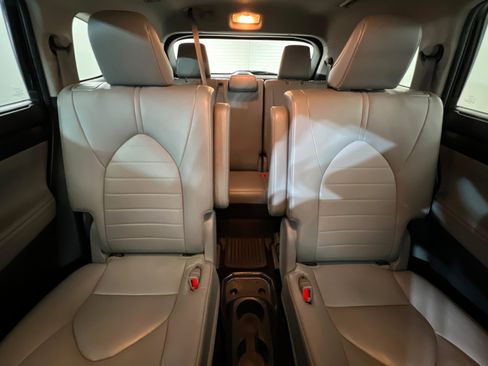 Used 2023 Toyota Highlander XLE AWD/4WD image 27