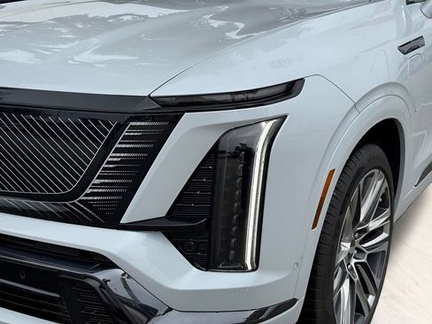 New 2027 Cadillac Vistiq Luxury w/ LPO, Floor Liner Package AWD/4WD image 4