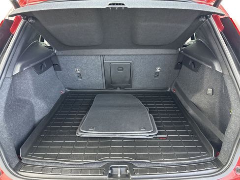 Used 2019 Volvo XC40 T5 Momentum image 38