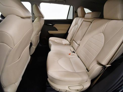 Used 2020 Toyota Highlander XLE image 15