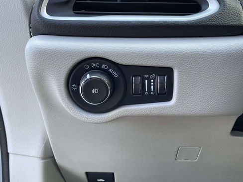 Used 2022 Chrysler Pacifica Touring-L image 9