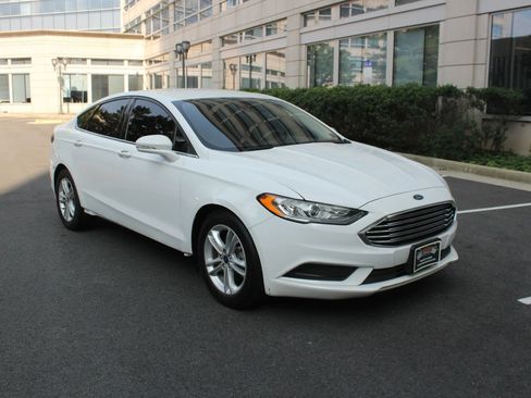 Used 2018 Ford Fusion SE FWD image 1