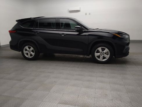 Used 2022 Toyota Highlander L FWD image 11