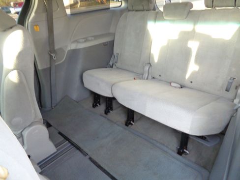 Used 2012 Toyota Sienna LE image 15