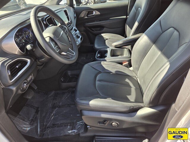 Used 2025 Chrysler Pacifica Select FWD image 11