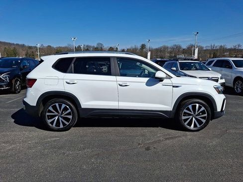 Certified 2022 Volkswagen Taos SE w/ Panoramic Sunroof Package image 9