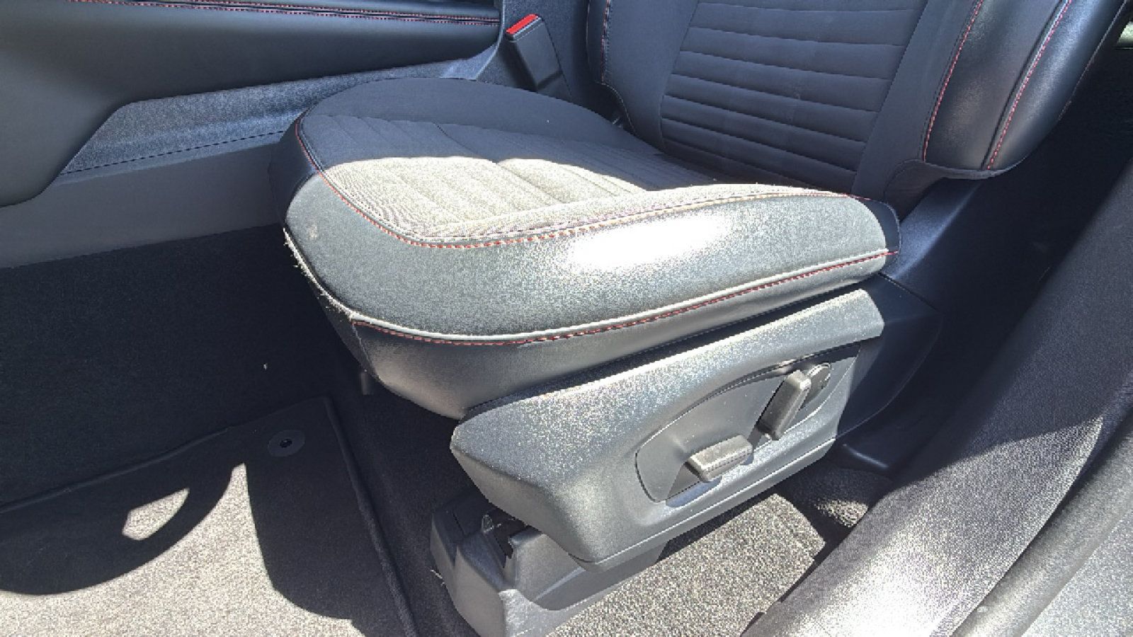 Used 2025 Ford Explorer ST-Line w/ ST-Line Street Pack AWD/4WD image 17
