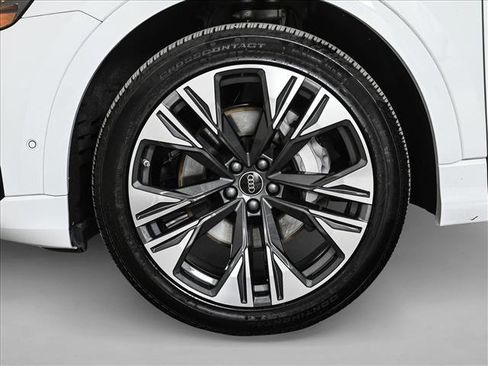 Certified 2025 Audi Q8 Prestige w/ Prestige Package image 25