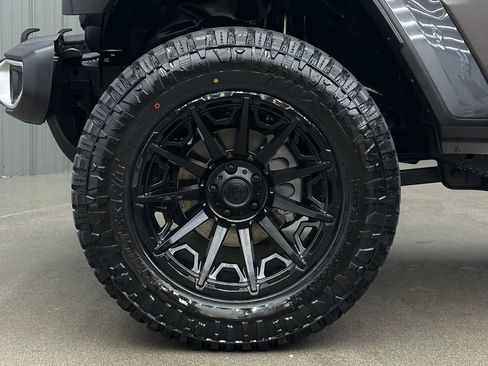 Used 2025 Jeep Wrangler Unlimited Sahara w/ Safety Group AWD/4WD image 10