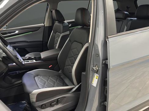 Used 2025 Volkswagen Atlas Peak Edition SE image 9