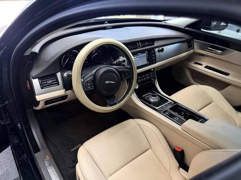 Used 2016 Jaguar XF Premium RWD image 5