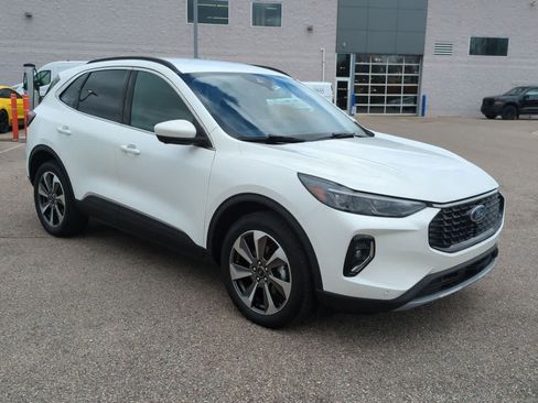 Used 2023 Ford Escape Platinum AWD/4WD image 2