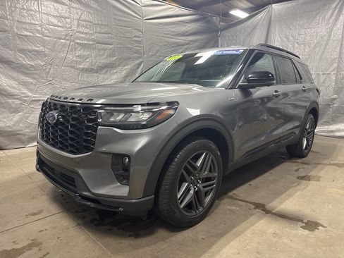 Used 2025 Ford Explorer ST-Line w/ ST-Line Street Pack image 2