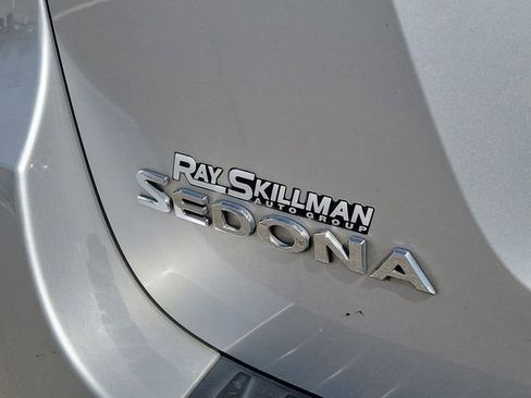 Used 2020 Kia Sedona L image 9