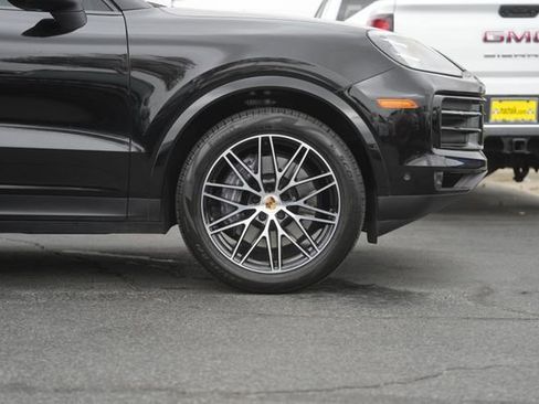 Used 2025 Porsche Cayenne Base image 4