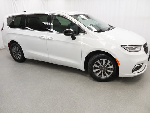 Used 2024 Chrysler Pacifica Limited FWD image 9