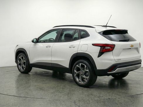 Used 2025 Chevrolet Trax LT FWD image 6