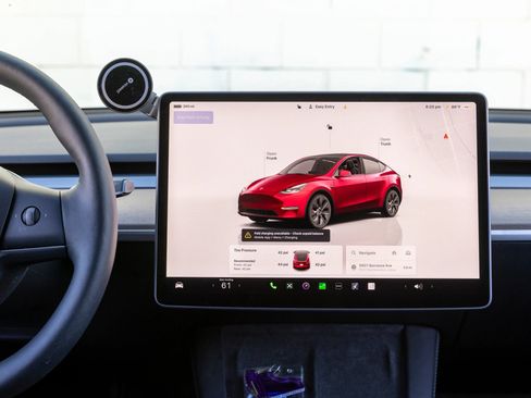 Used 2024 Tesla Model Y Long Range AWD/4WD image 22