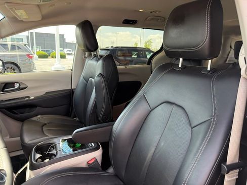 Used 2024 Chrysler Pacifica Touring-L FWD image 14
