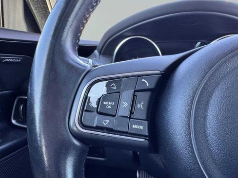 Used 2019 Jaguar XE Premium image 28