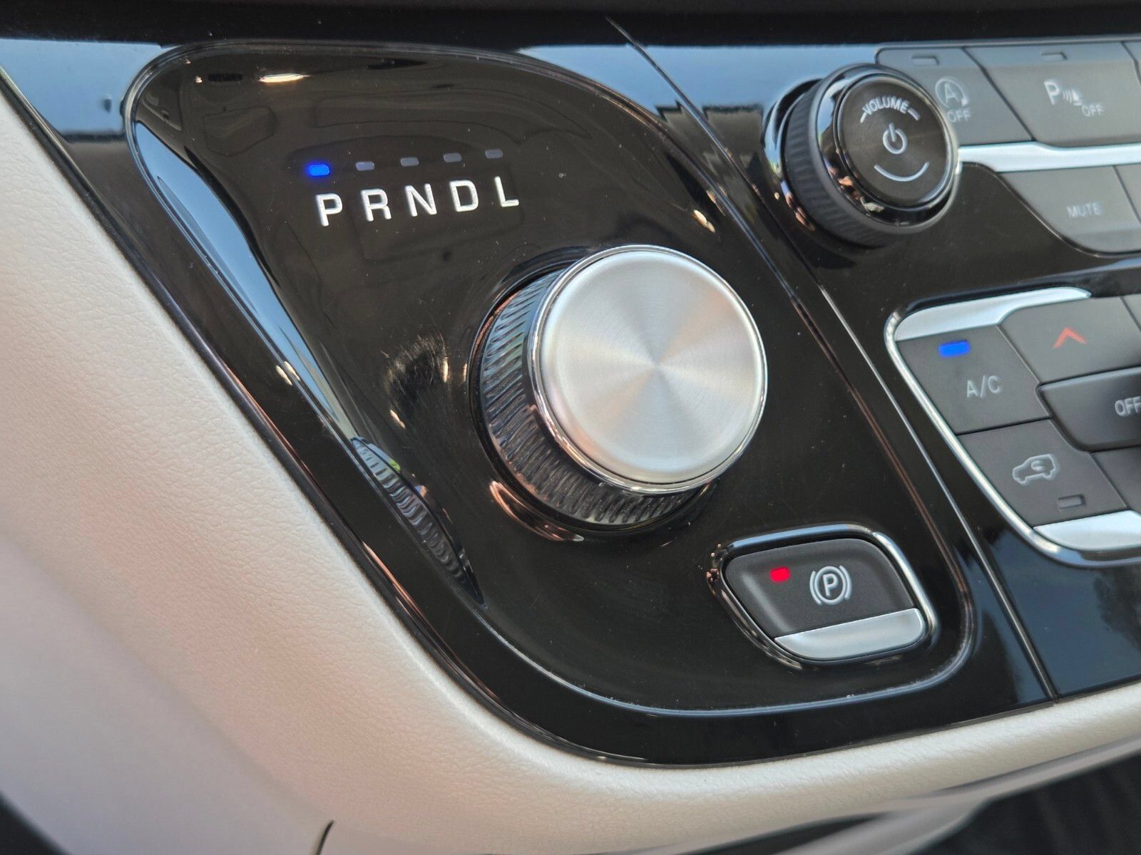 Used 2024 Chrysler Pacifica Touring-L FWD image 24