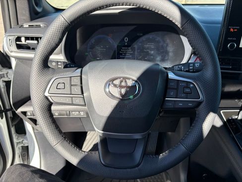 Used 2025 Toyota Sienna Platinum image 20