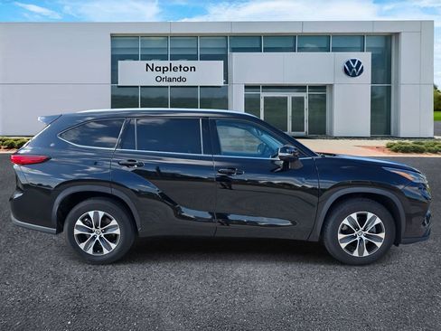 Used 2022 Toyota Highlander XLE image 4