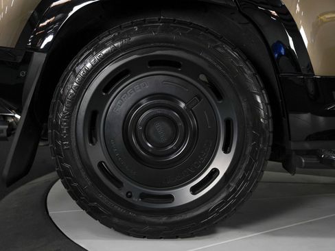 Used 2025 Land Rover Defender 110 X-Dynamic SE image 33