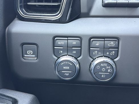 Used 2025 GMC Sierra 2500 AT4 w/ AT4 Premium Plus Package image 17