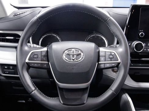 Used 2023 Toyota Highlander XLE image 16