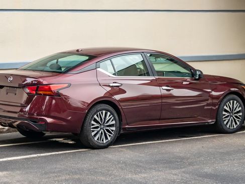 Used 2024 Nissan Altima 2.5 SV FWD image 8