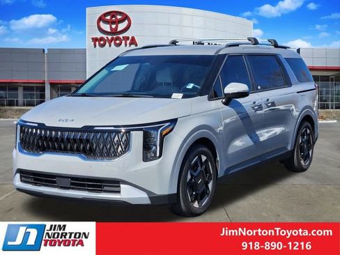 Used 2025 Kia Carnival EX image 3