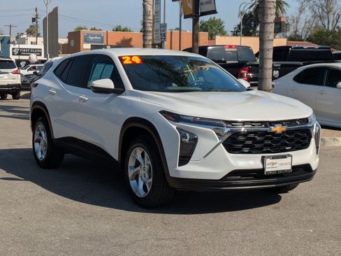 Used 2024 Chevrolet Trax LS w/ LS Convenience Package image 3