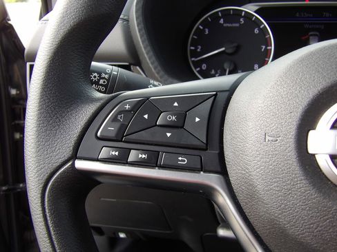 Used 2025 Nissan Sentra SV FWD image 14