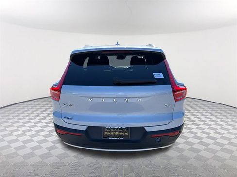 Used 2021 Volvo XC40 T4 Momentum image 6