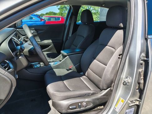 Used 2024 Chevrolet Malibu LT FWD image 2