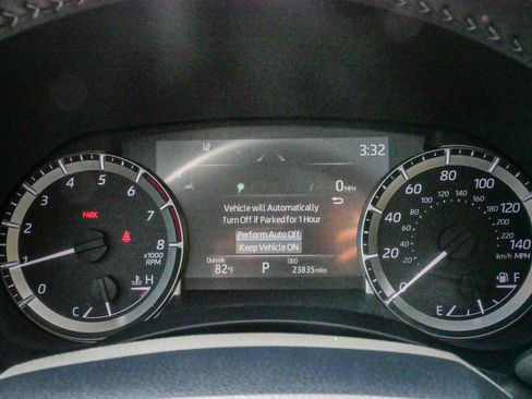 Used 2024 Toyota Highlander XLE FWD image 21