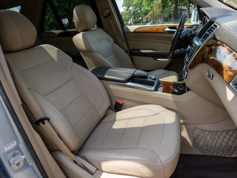 Used 2015 Mercedes-Benz ML 400 4MATIC w/ Lighting Package image 17