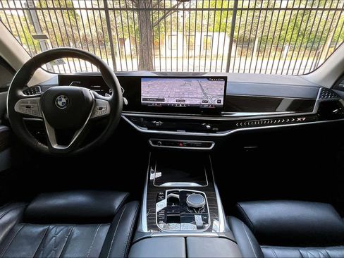 Used 2025 BMW X7 xDrive40i image 16