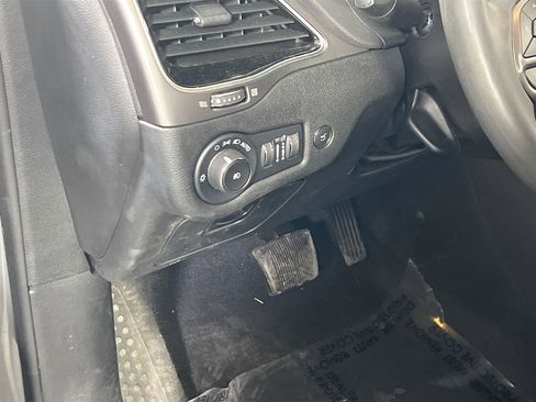 Used 2022 Jeep Cherokee Limited image 10