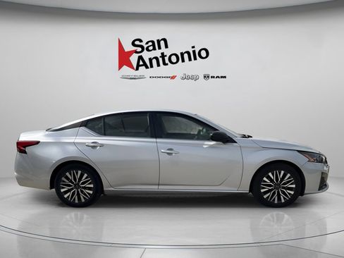 Used 2024 Nissan Altima 2.5 SV FWD image 8