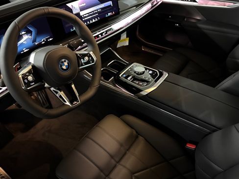 Used 2026 BMW i7 eDrive50 w/ M Sport Package RWD image 4