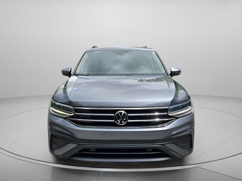 Used 2023 Volkswagen Tiguan SE w/ Panoramic Sunroof Package FWD image 8